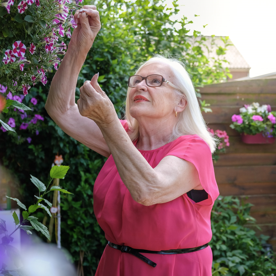 Krystyna Górska buiten bloemen plukken