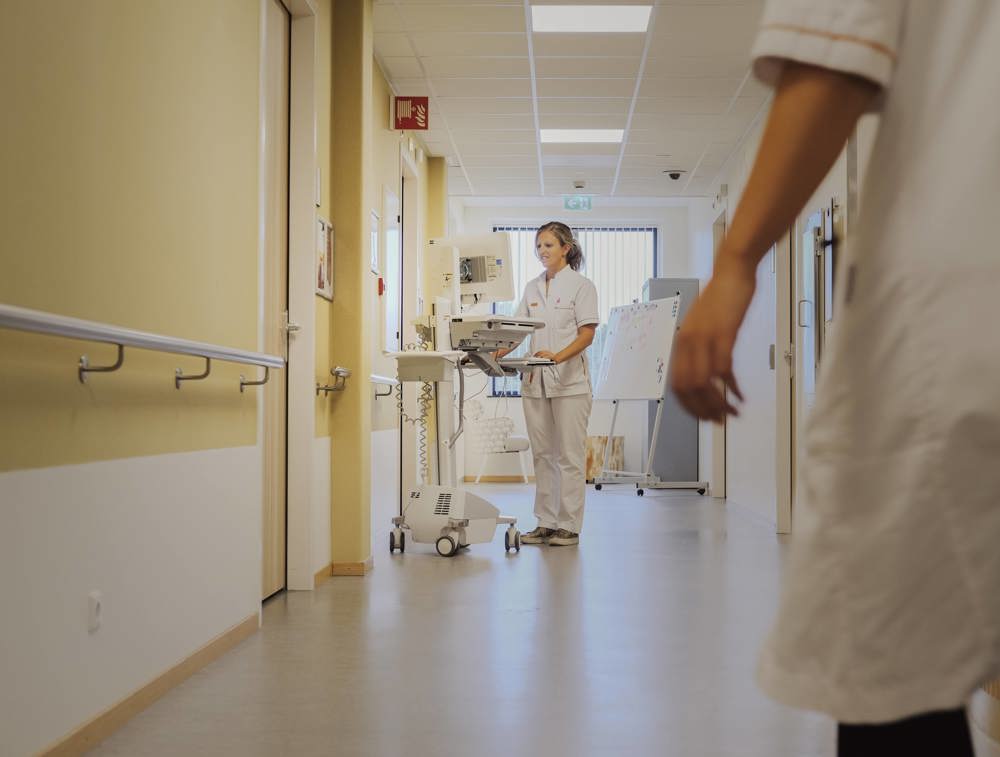 Verpleegkundige op de gang van afdeling Neonatologie/ Couveusesuite.