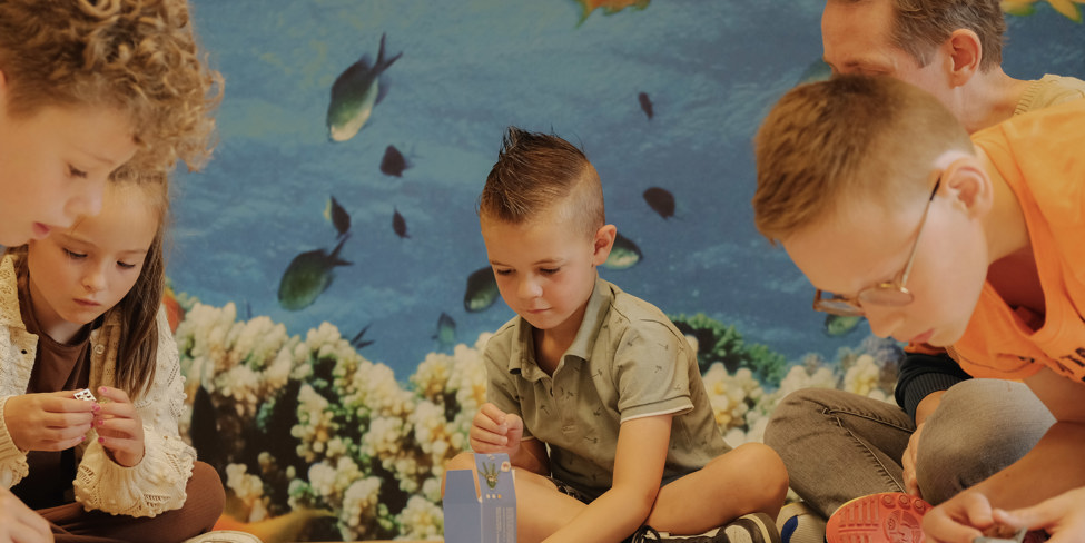Kinderen spelen met Lego op de Kinderafdeling