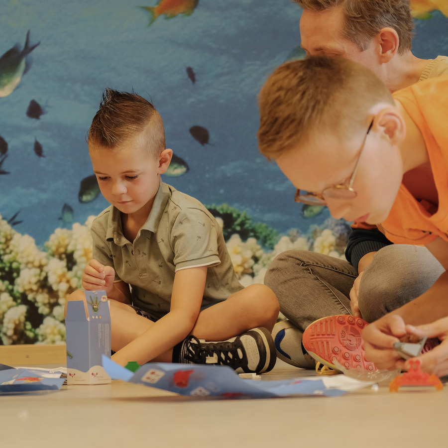 Kinderen spelen met Lego op de Kinderafdeling Kinderen spelen met Lego op de Kinderafdeling