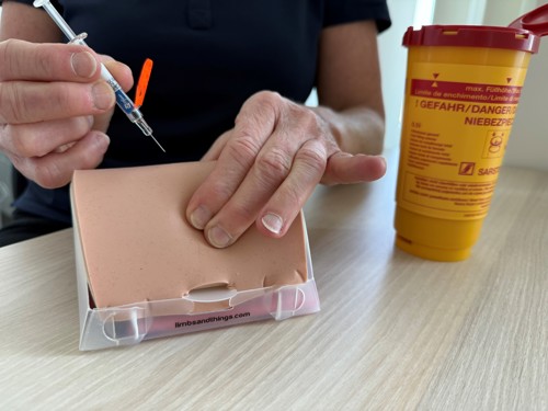 Oefenen met injecteren. 