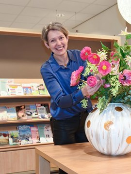 Manon van Kuijk met haar beschilderde vaas.