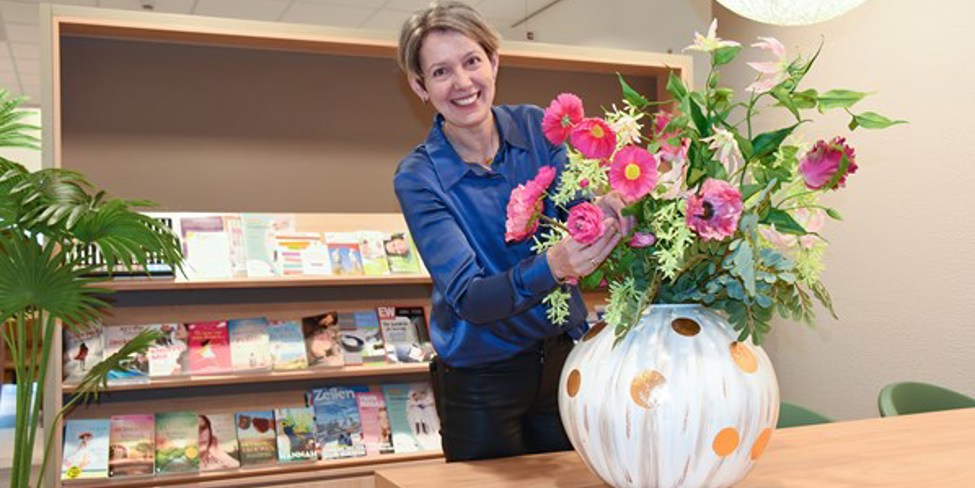 Manon van Kuijk met haar beschilderde vaas.