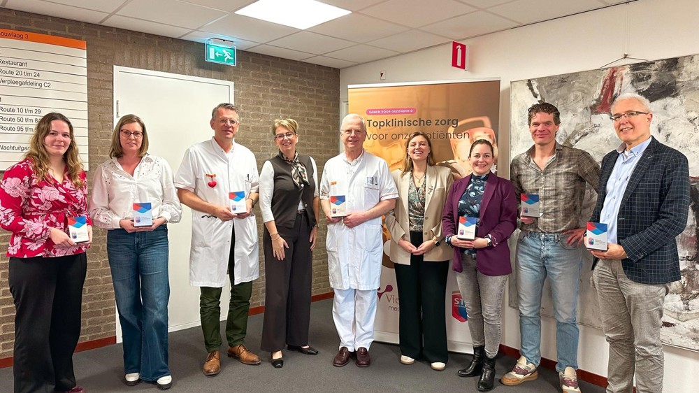Zorgverleners van VieCuri hebben een bordje ontvangen van STZ met daarop de aanduiding van een topklinisch expertisecentrum
