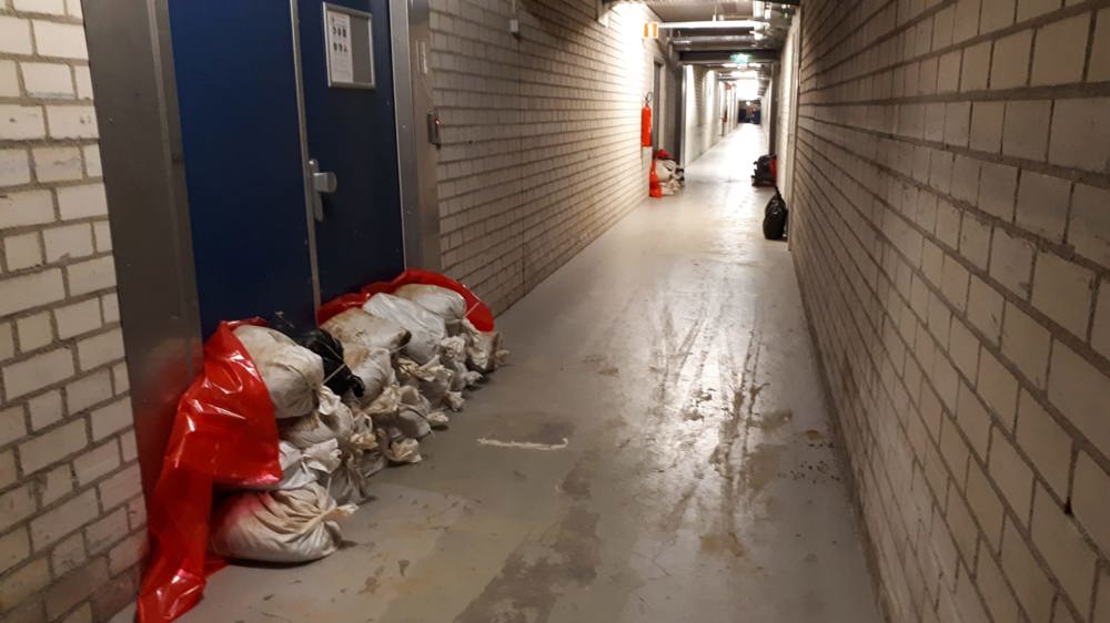 Hoogwater 2021, gang met zandzakken voor de deur