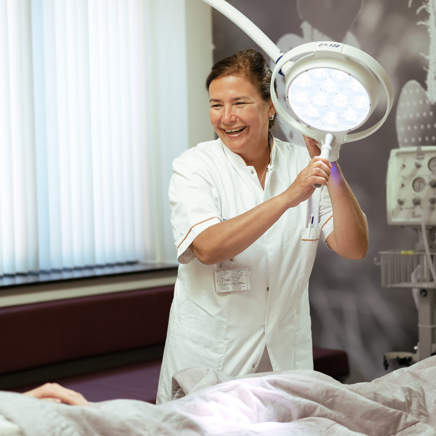 verloskundige aan het bed van een zwangere patiënt verloskundige aan het bed van een zwangere patiënt