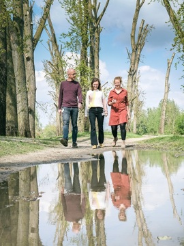 Jeroen Roor, Robin van Pinxteren, Jolein van Leeuwen-Manders buiten gefotografeerd