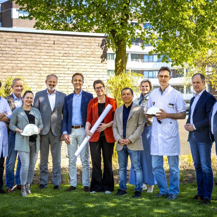 Van links naar rechts:  Maarten Borgemeester (medische staf VieCuri), Gerard Marinus (directie VieCuri), Marijke Lemmens (directie VieCuri), IJsbrand Schouten (bestuursvoorzitter VieCuri), Branco Schot (Nelissen Ingenieursbureau), Ellen van der Wal (Vakwerk architecten), Ycha van Diermen (Pieters Bouwtechniek), Stefanie Wienhoven (manager communicatie VieCuri), Jeroen Nieuwenhuis (medisch directeur VieCuri), Robert Muijsers (Manager Bouw en Techniek VieCuri), Joost Willems (projectleider nieuwbouw Venray)