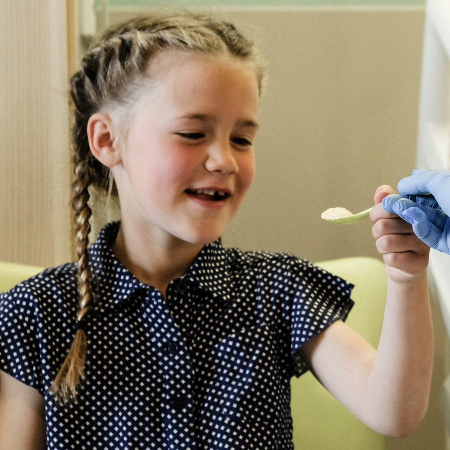 Kind neemt lepel met kleine stukjes ei
