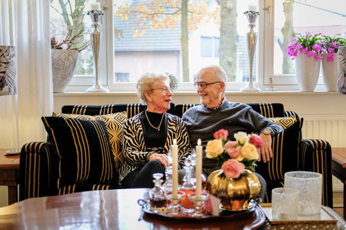 Fred en Mia van Nus op de bank