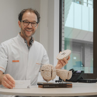 Neuroloog Floris de Kleermaeker op de poli-kliniek