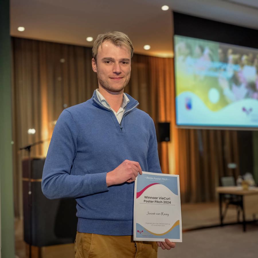 Joost van Raaij met zijn prijs voor de beste posterpitch tijdens de Wetenschapsavond van VieCuri in november 2025