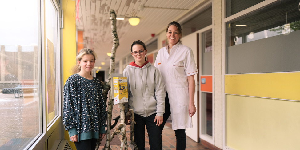 Dermatoloog VieCuri Karen van Poppelen_leerlingen Lana en Danique_ Raayland College.jpg Dermatoloog VieCuri Karen van Poppelen_leerlingen Lana en Danique_ Raayland College.jpg