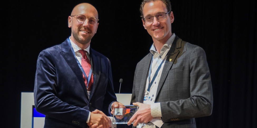 Orthopedisch chirurg Freek Hollmann ontvangt de Mathijsenprijs 2024