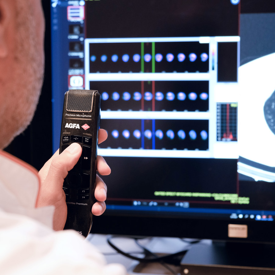 Op deze afbeelding wordt een scan bekeken. Op deze afbeelding wordt een scan bekeken.