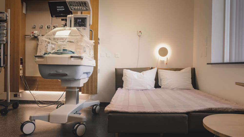 Kamer Neonatologie/ Couveusesuite met couveuse en bed voor ouders.