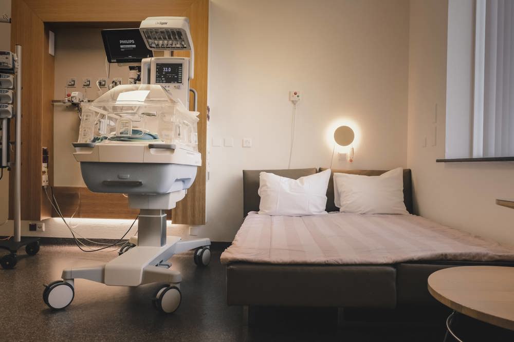 Kamer Neonatologie/ Couveusesuite met couveuse en bed voor ouders.