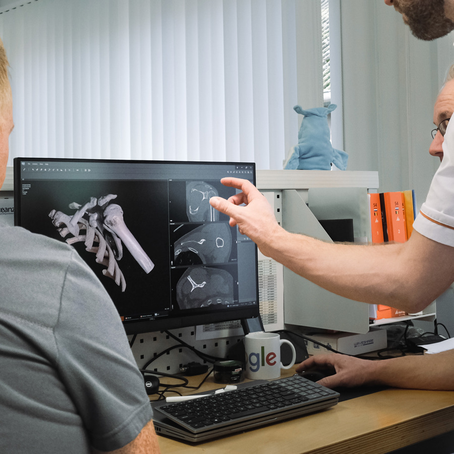 Dr. Hollman geeft uitleg bij rontgenfoto schouder Dr. Hollman geeft uitleg bij rontgenfoto schouder