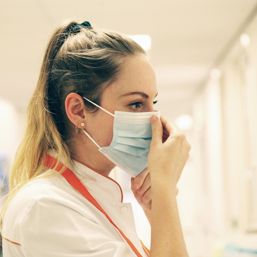 Zorgmedewerker met een mondkapje op