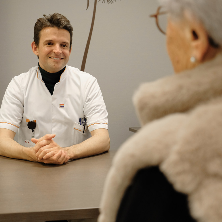 Dokter Thomas Schok chirurg-oncoloog, in gesprek met mevrouw Boonen op de polikliniek