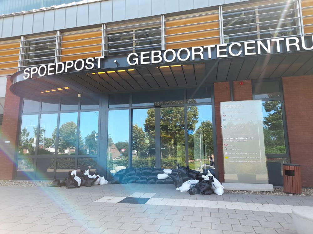 Hoogwater 2021, De spoedpost met zandzakken