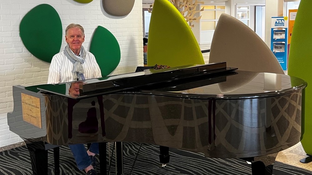 Vrijwilliger speelt piano in het ziekenhuis
