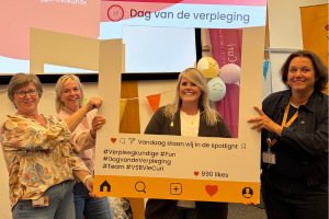 Rianne met de 3 oud-verpleegkundigen van het jaar