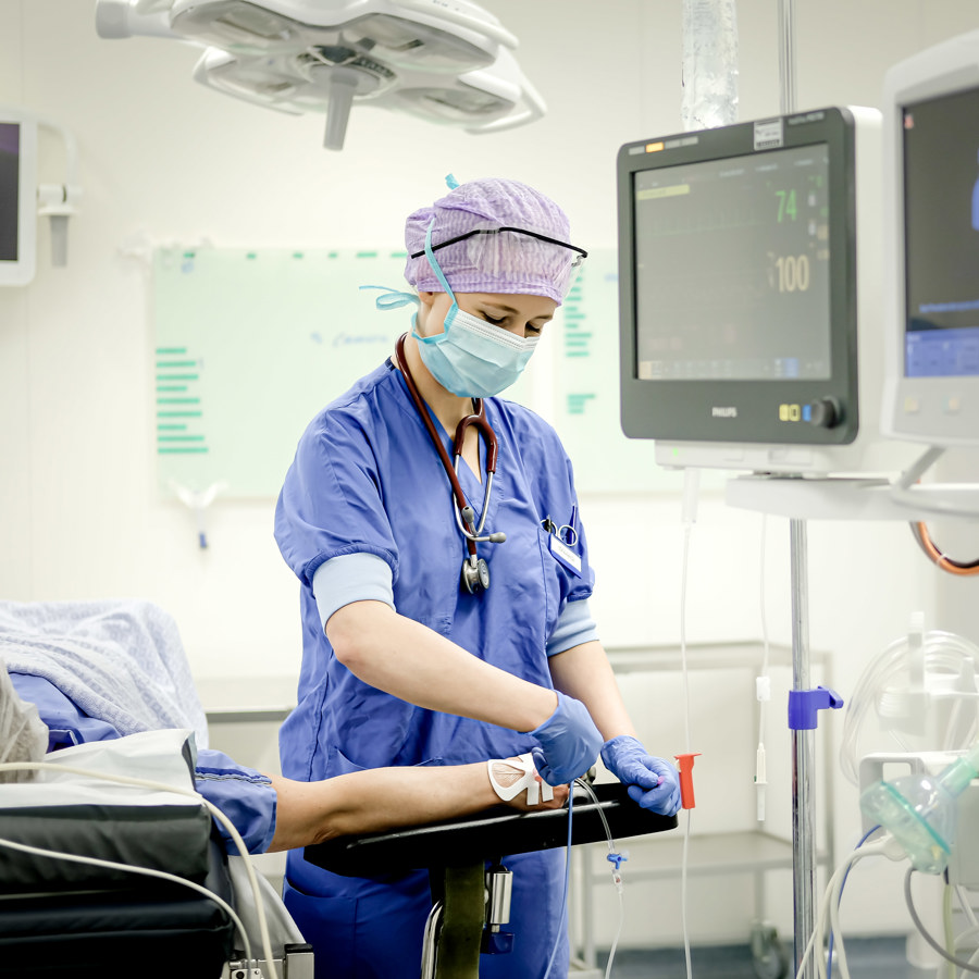 anesthesiemedewerker in operatiekamer