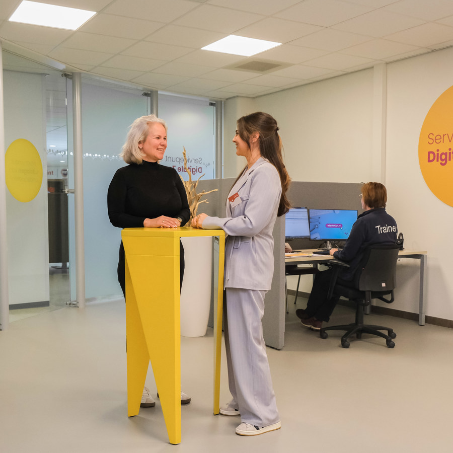 Robin Smeets en Evelyne Lensen staan aan de desk bij Servicepunt digitale zorg 