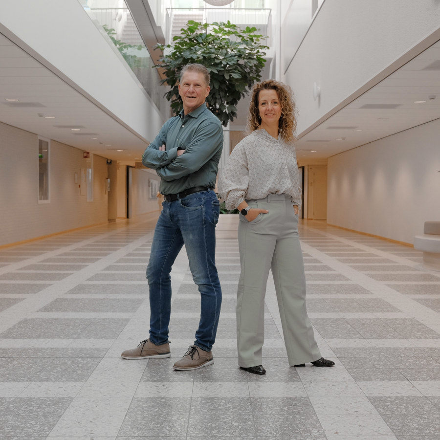 Wilfred Heesen en Lottie Buchholtz in de gang van VieCuri