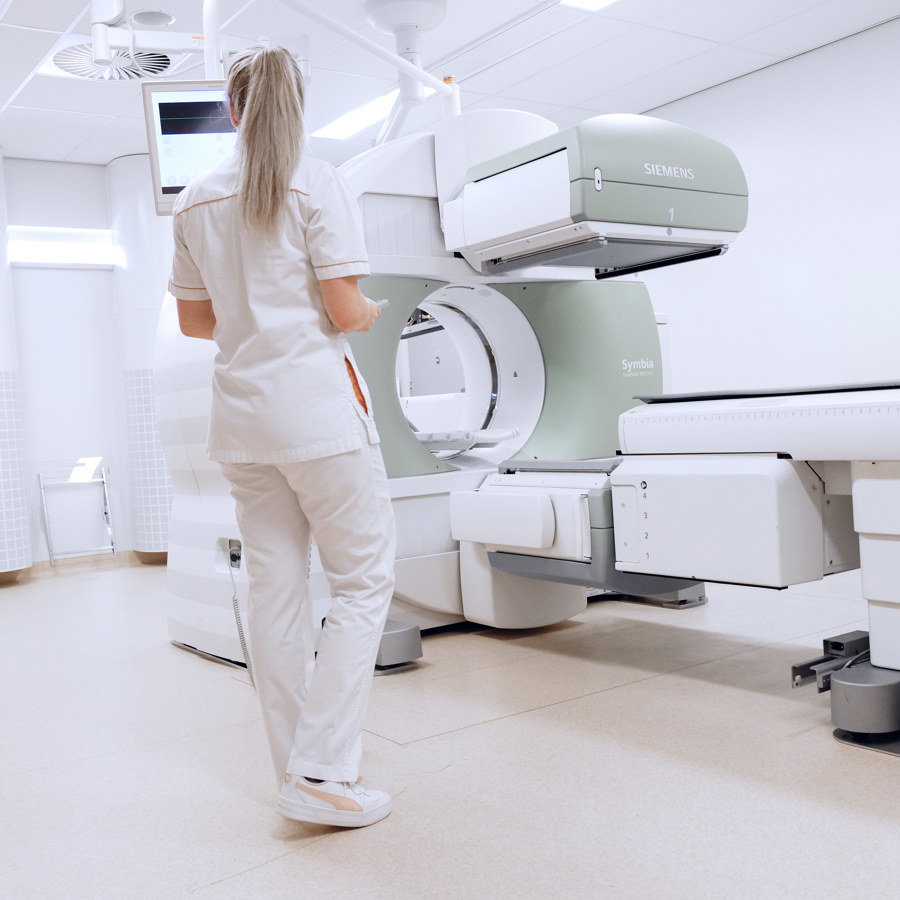 Verpleegkundige bij MRI scanner Verpleegkundige bij MRI scanner