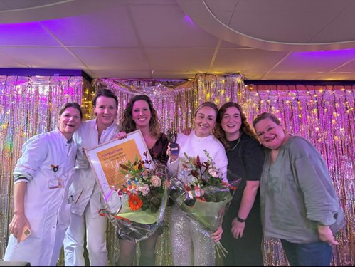 De winnaars van de YES! Award 2025. Fast Track Oncocare werd een succes voor de hele afdeling Interne Geneeskunde.