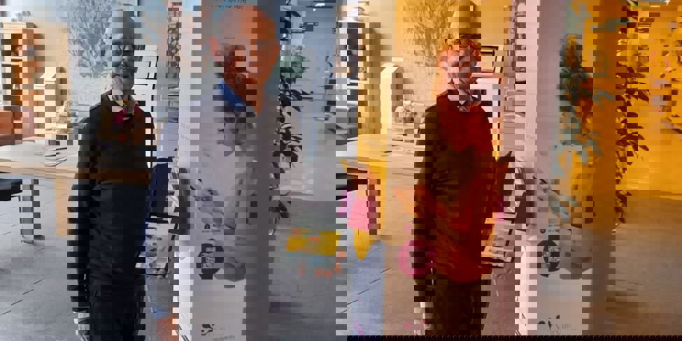 Huub Selen bij pilaar cliëntenraad