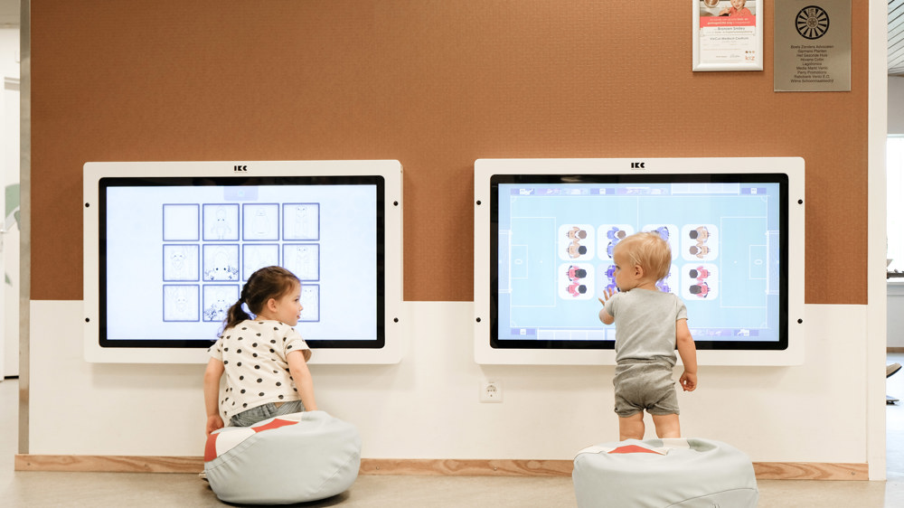 2 kinderen spelen op het digiboard 2 kinderen spelen op het digiboard