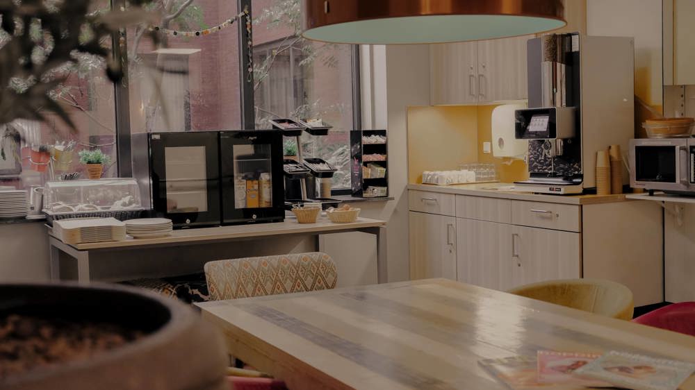 Keuken waar ouders eten en drinken kunnen pakken.