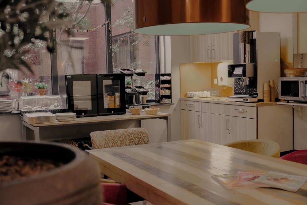 Keuken waar ouders eten en drinken kunnen pakken.