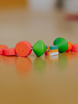 Kralen ketting. De kubusvormige kraal is de nieuwe Shared Care kraal.