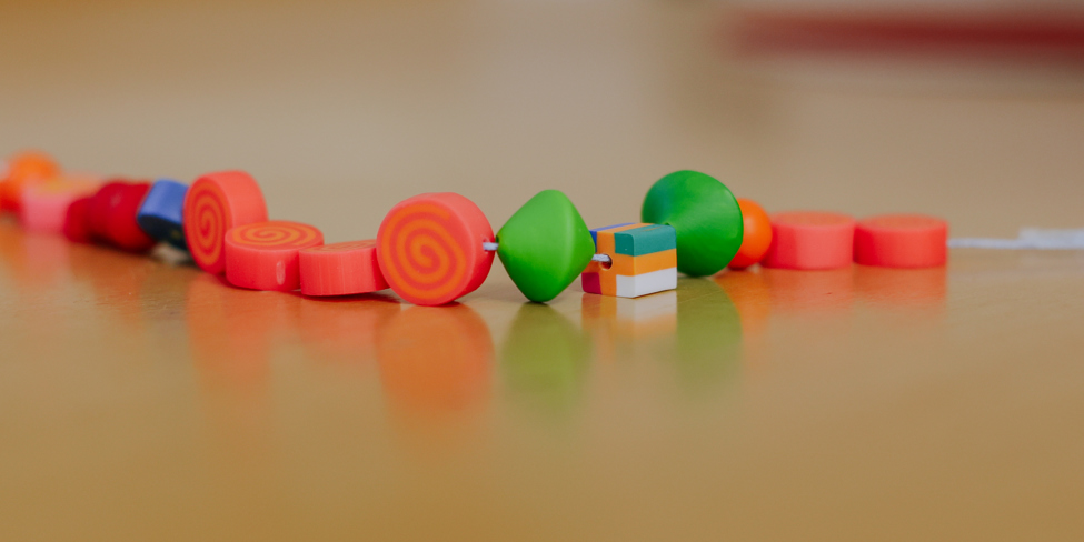 Kralen ketting. De kubusvormige kraal is de nieuwe Shared Care kraal.