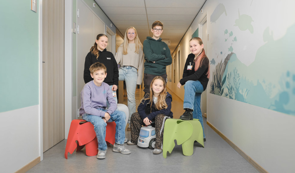 De KinderAdviesRaad van VieCuri. Staand: Fleur, Zoe, Joris, Chenoa. Zittend: Jannes, Lissa. Niet op de foto: Kuba en Maxim.