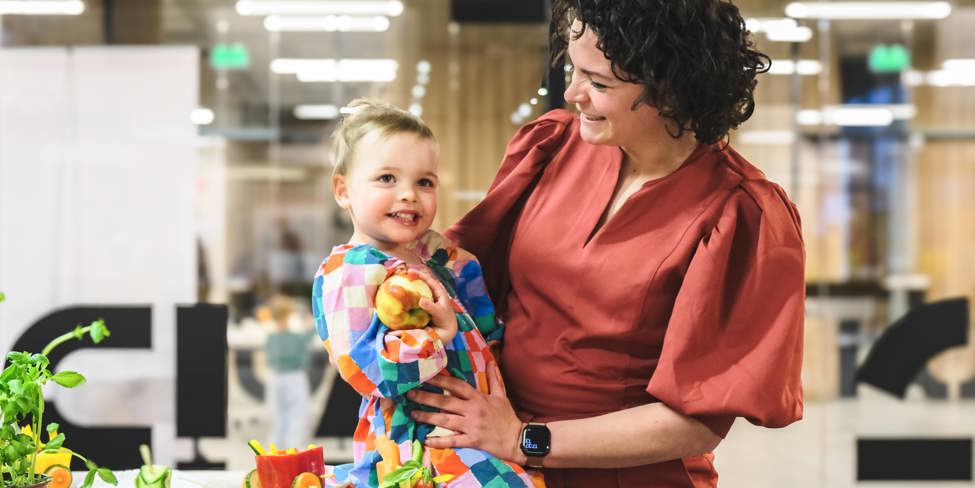 Judith kijkt naar Lily