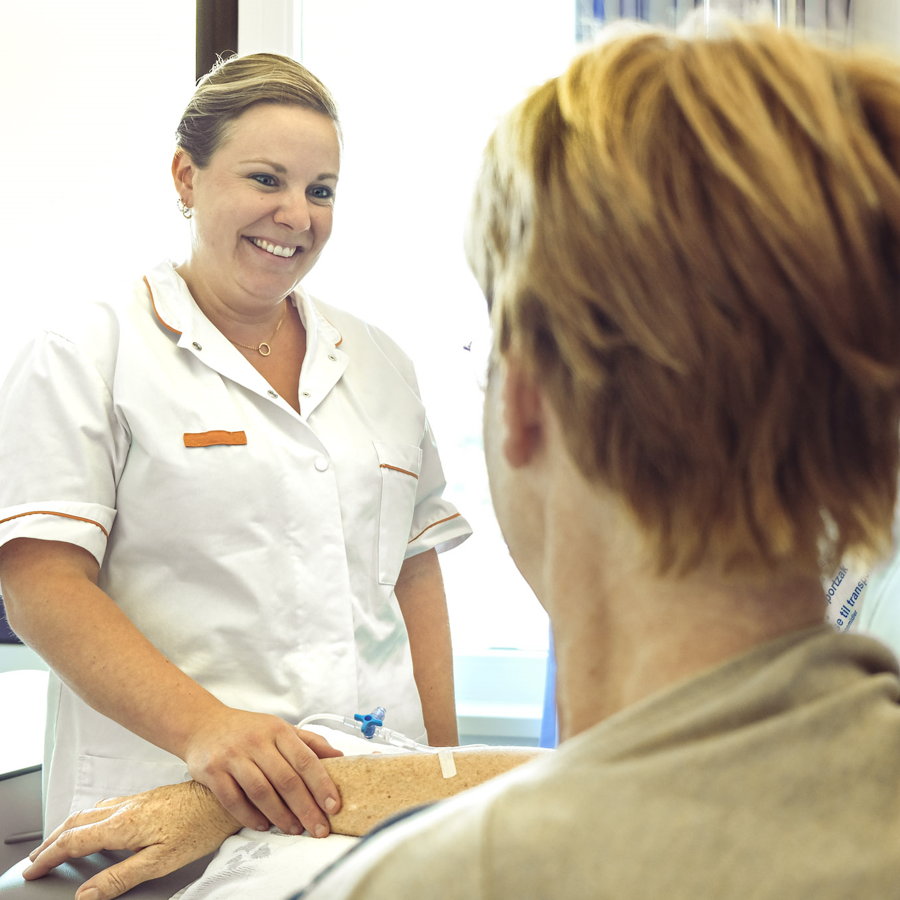 Verpleegkundige Lisanne Bergmans op de oncologieafdeling