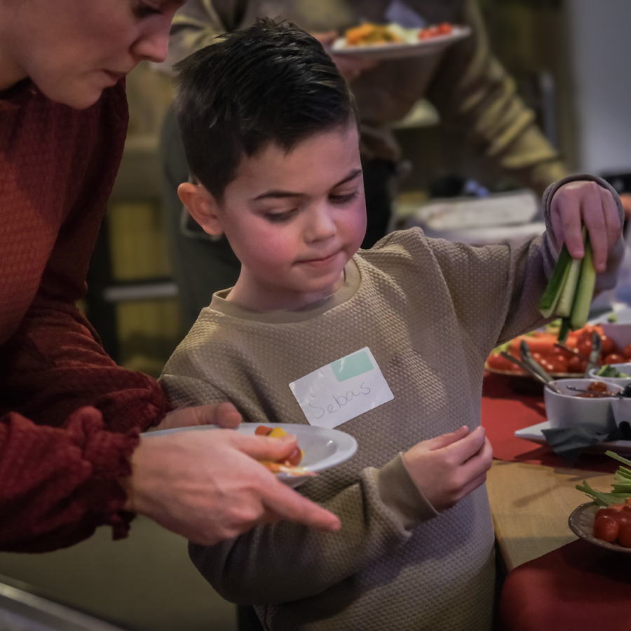 Kind pakt eten Kind pakt eten