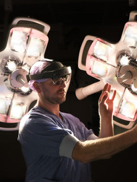 Freek Hollman met HoloLens in OK