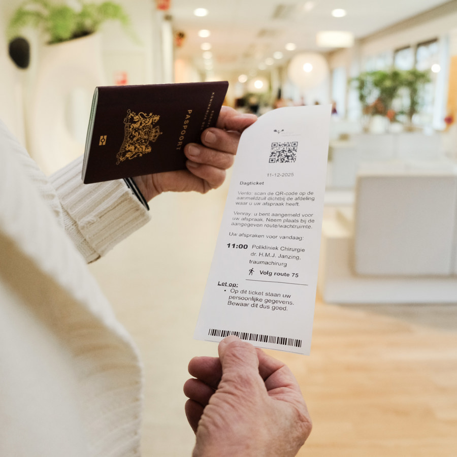 Patiënt laat dagticket zien bij wachtruimte