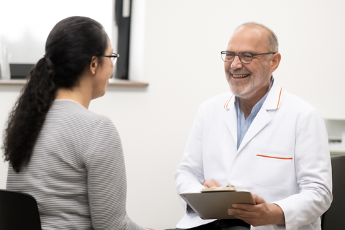 Arts geeft uitleg aan patiënt 