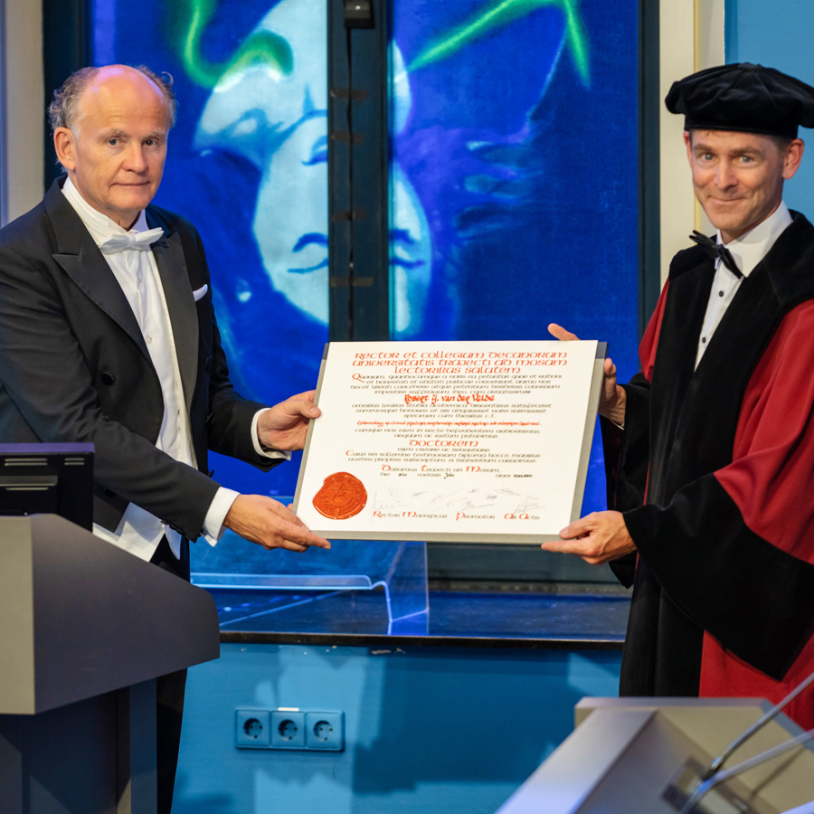 Dr. Robert van der Velde en promotor prof.dr.Joop van den Bergh