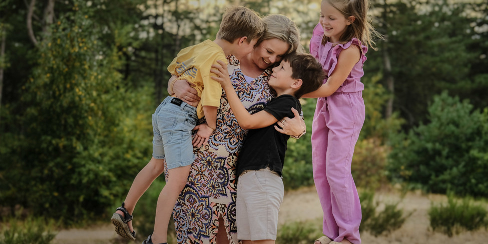 Maud met haar kinderen op de foto