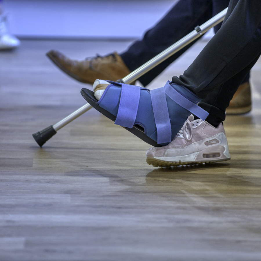 Voet in gips/brace en loopkruk Voet in gips/brace en loopkruk