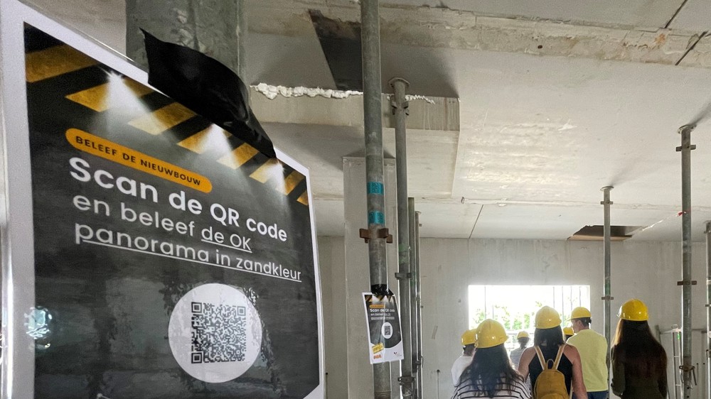 medewerkers krijgen een rondleiding op de bouwplaats