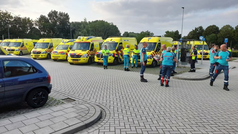 Hoogwater 2021, parkeerplaats met ambulances